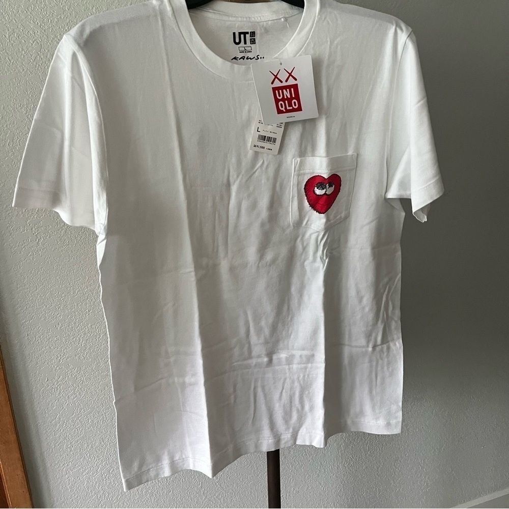 NEW KAWS x UNIQLO 2016 sz L Red Heart Pocket Tee White Short Sleeve Tshirt
